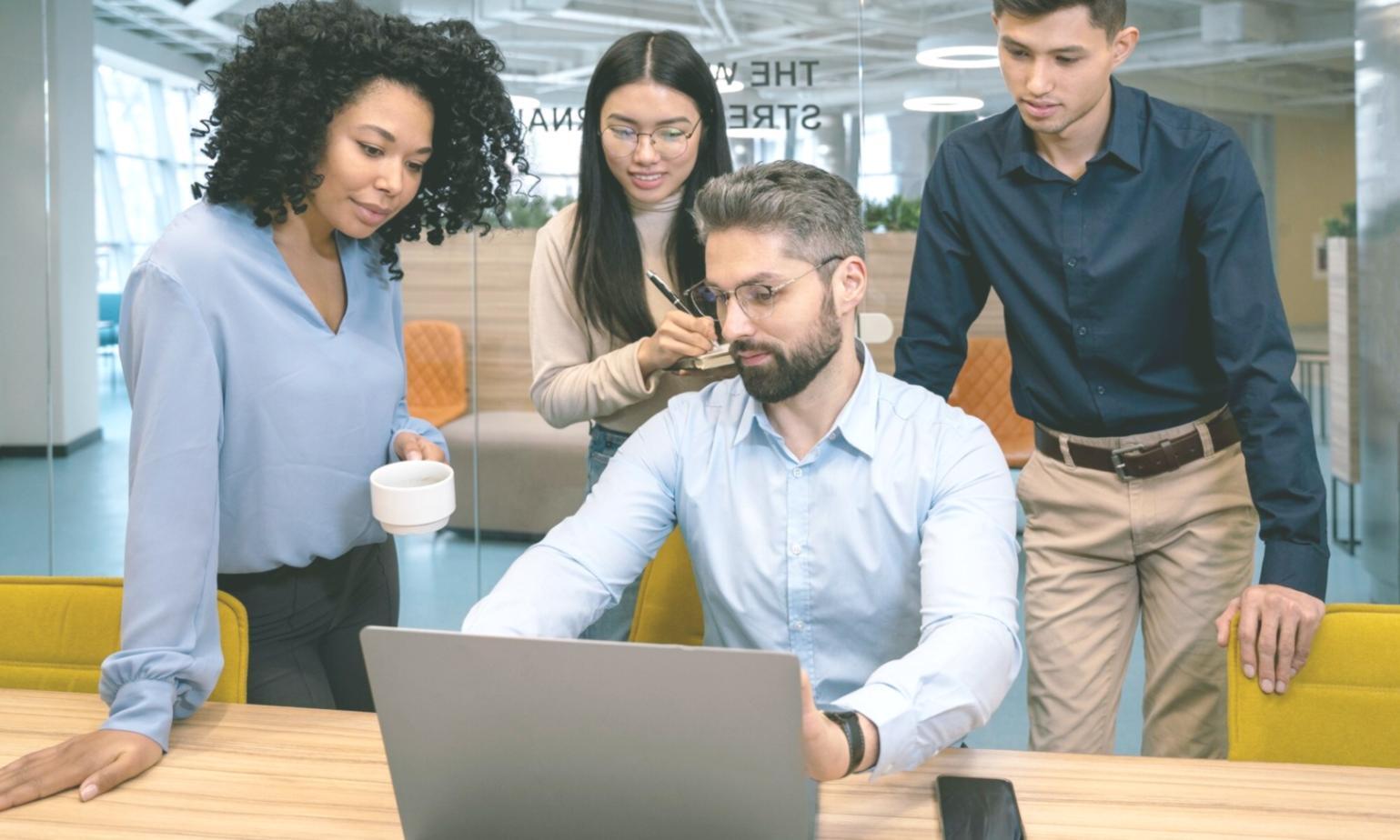 Escritorio organizado con laptop y material de planificación financiera