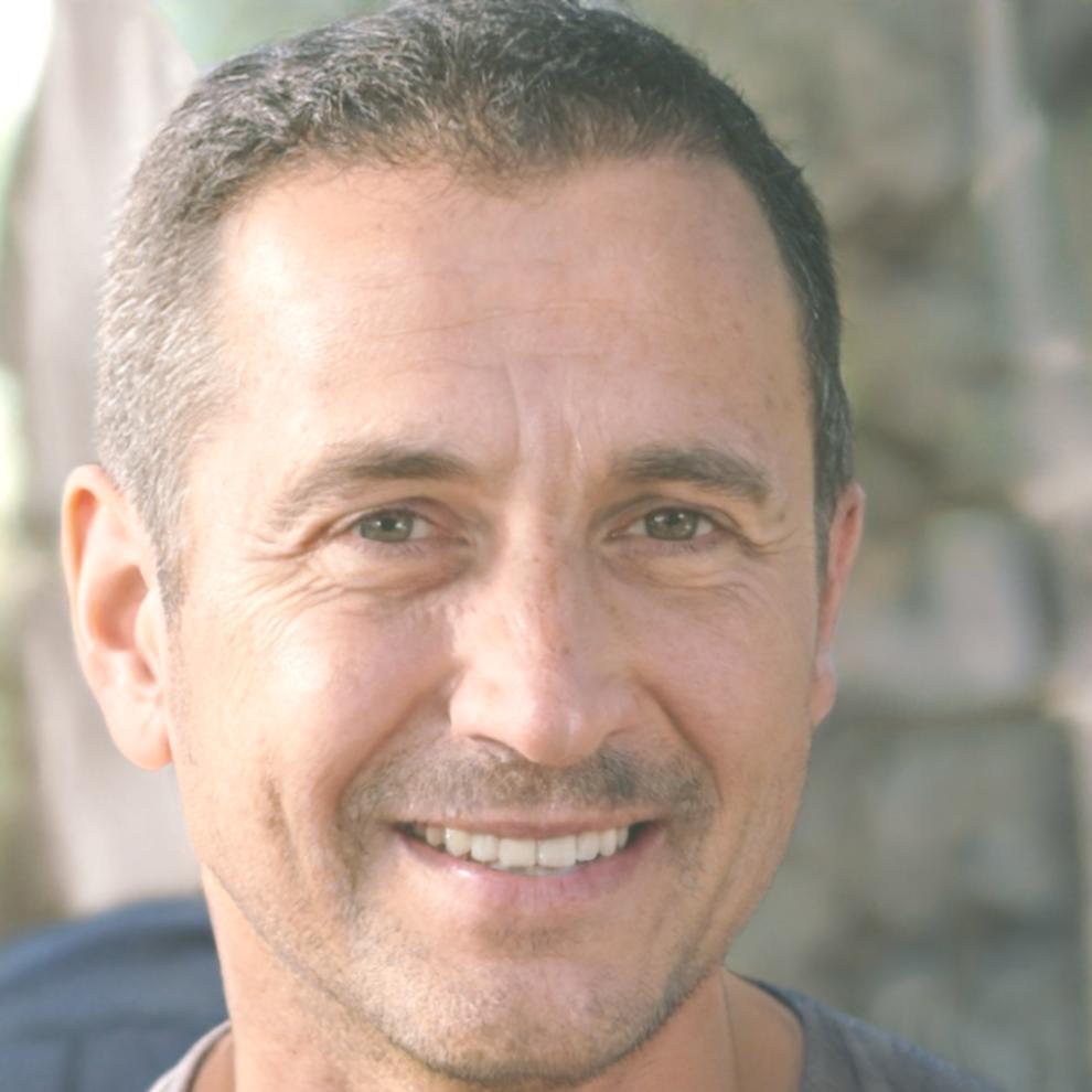 Retrato profesional de Rubén Aguirre