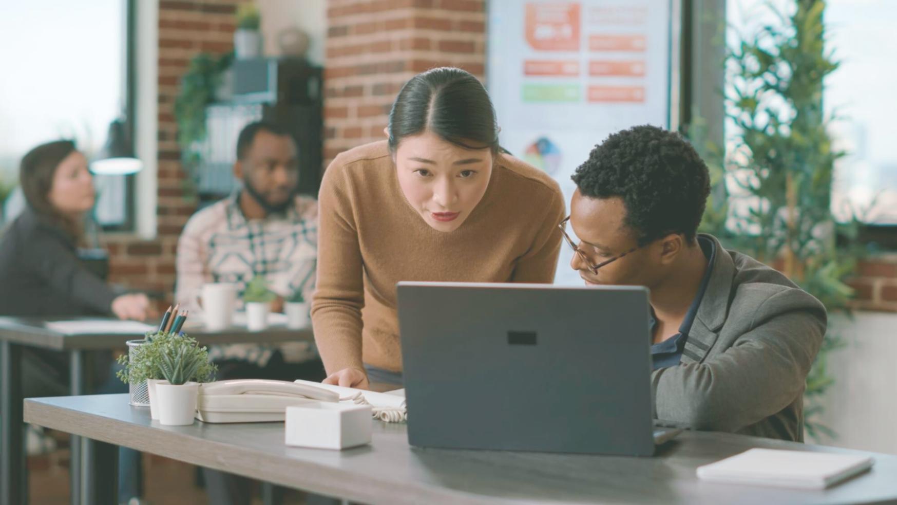 Estudiante aprendiendo técnicas de planificación presupuestaria