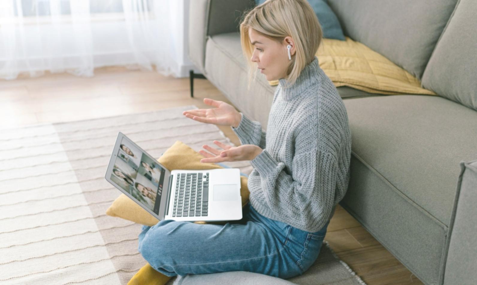 Persona trabajando en planificación financiera con calculadora y documentos