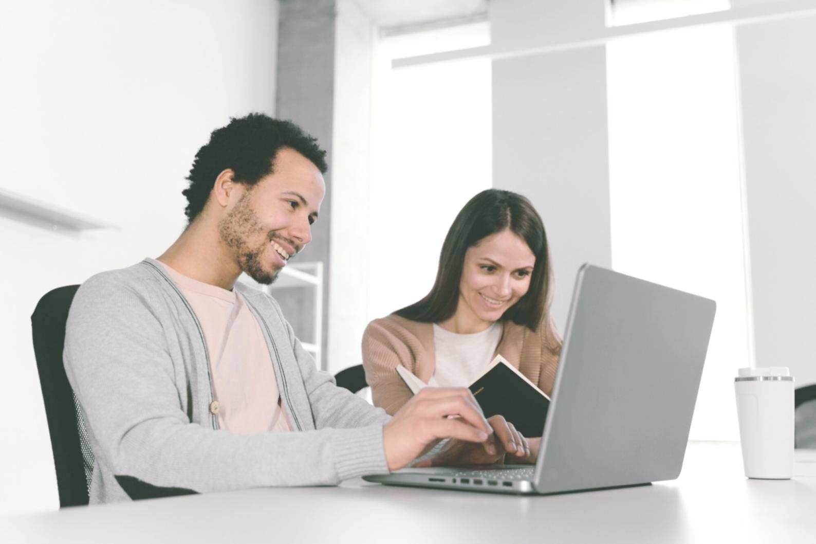 Estudiantes trabajando en planificación presupuestaria