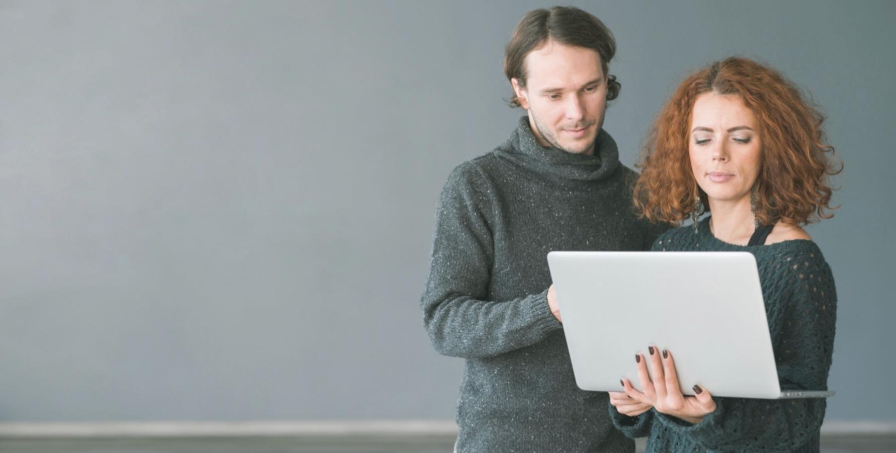 Equipo de zephyriqent trabajando en análisis de presupuestos anuales
